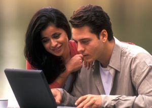 Fiatal par internetezik